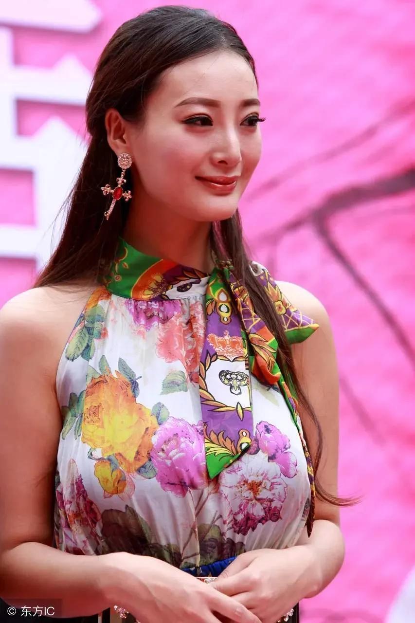王李丹妮最新寫真，展現(xiàn)自信魅力與力量之美